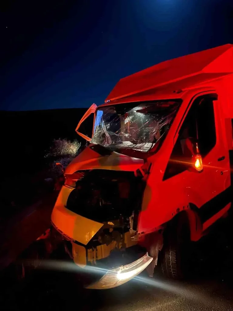 Mardin’de Kamyonet-Traktör Çarpışması: 2 Yaralı