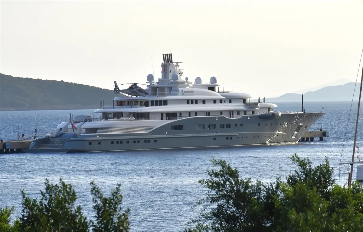 Lüks Yat “Radiant” Bodrum’da Yakıt İkmalini Gerçekleştirdi