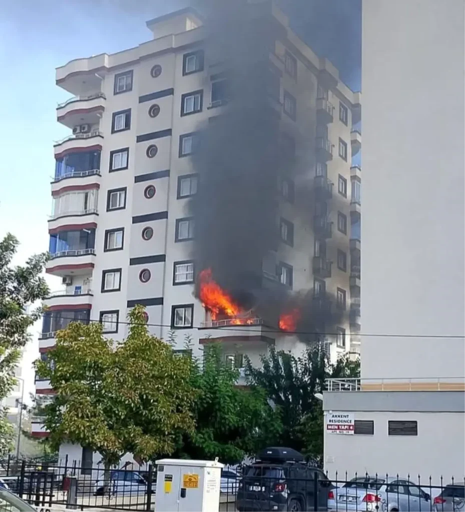 Mersin’de 9 Katlı Binada Yangın Paniği