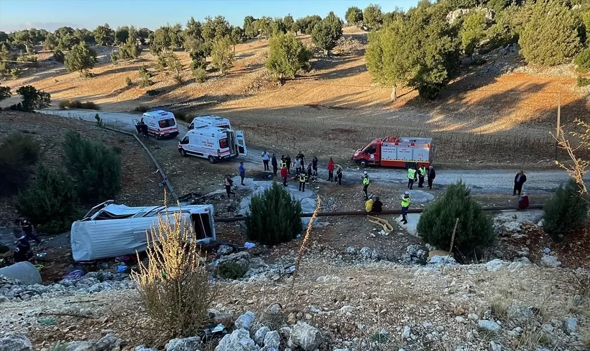 Tarım İşçilerini Taşıyan Minibüs Şarampole Devrildi: 5 Ölü