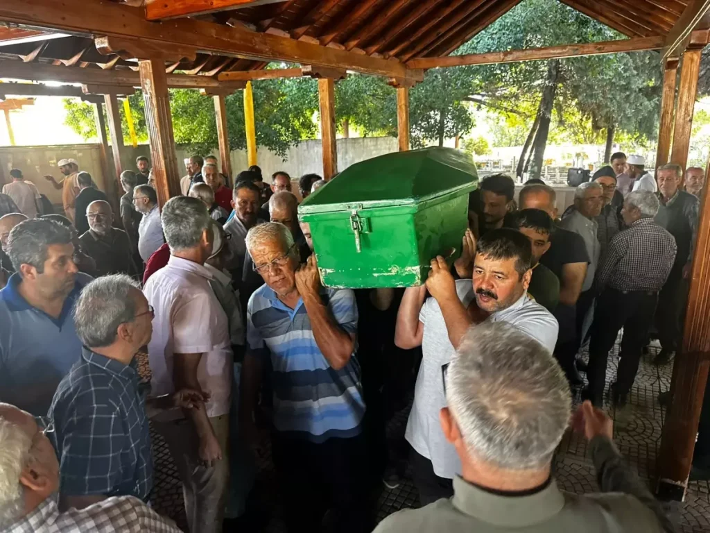 Minibüs Kazasında Hayatını Kaybeden 3 Kişi Toprağa Verildi