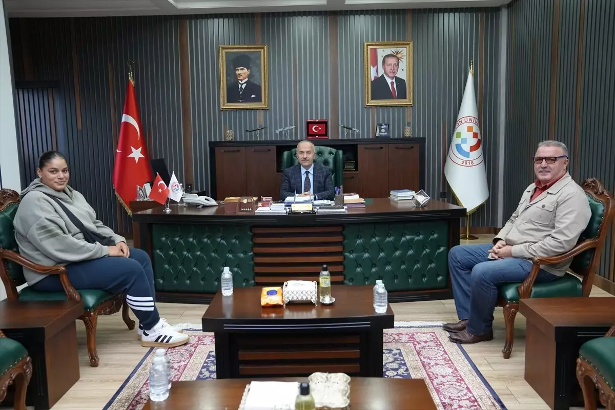 Milli Boksör Havvanur Kethüda Trabzon Üniversitesi’nde Onurlandırıldı