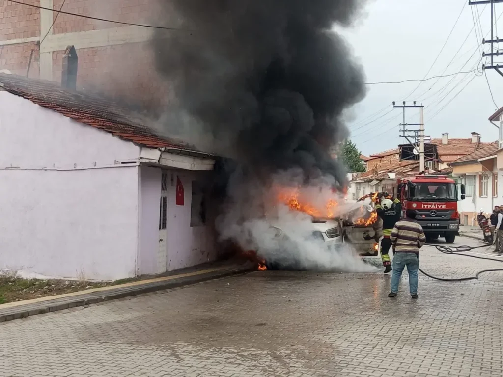 Minibüs Yangını 2 Binayı Etkiledi