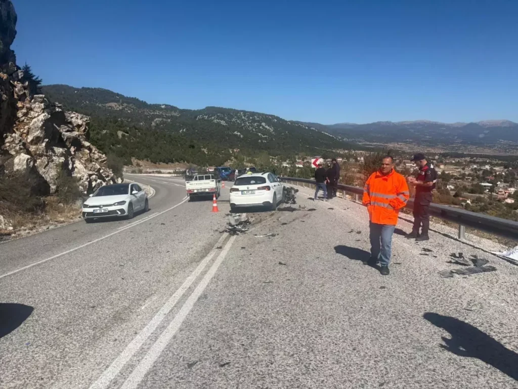 Ters Yönden Gelen Araç Sürücüsü Motosikletliye Çarptı