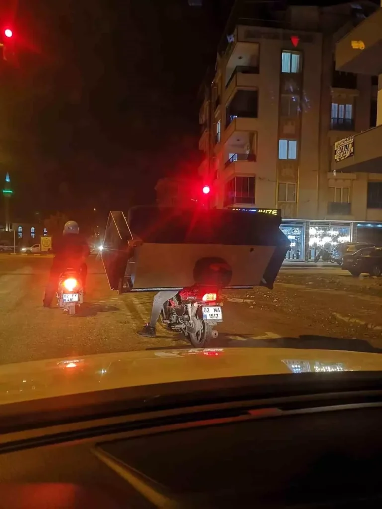 Trafik Güvenliği Riski: Motosikletle Koltuk Taşıyan Sürücüye Ceza