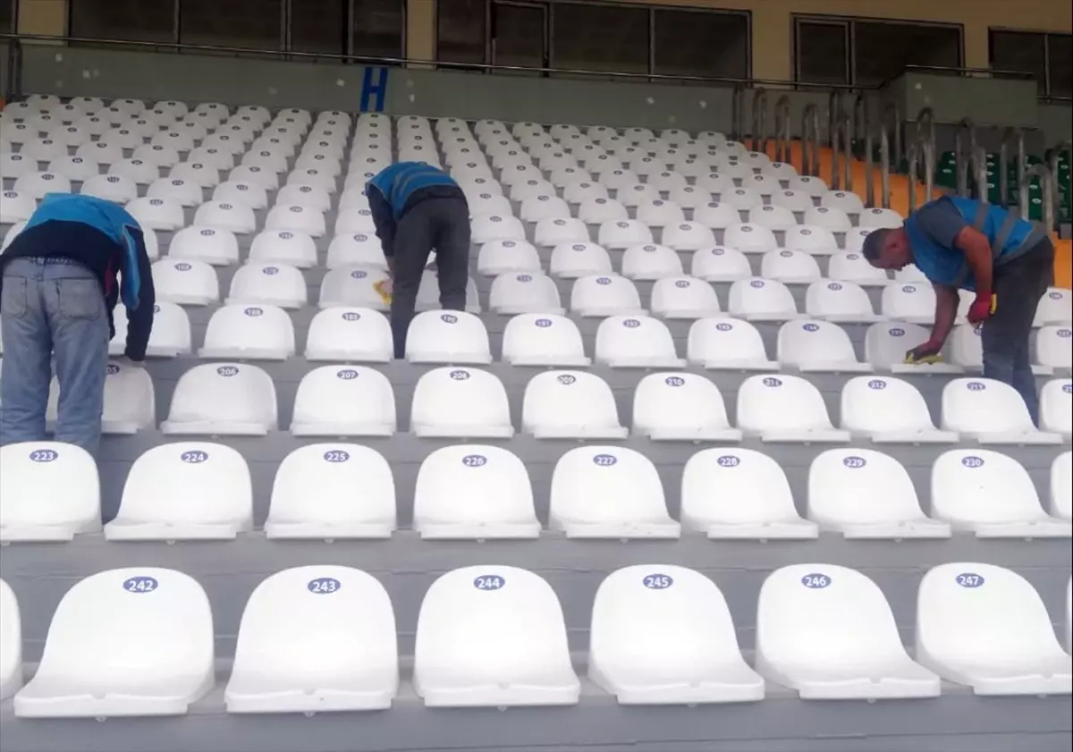 Muğla’da Yükümlüler Stadyum Temizliğinde El Birliğiyle Çalıştı