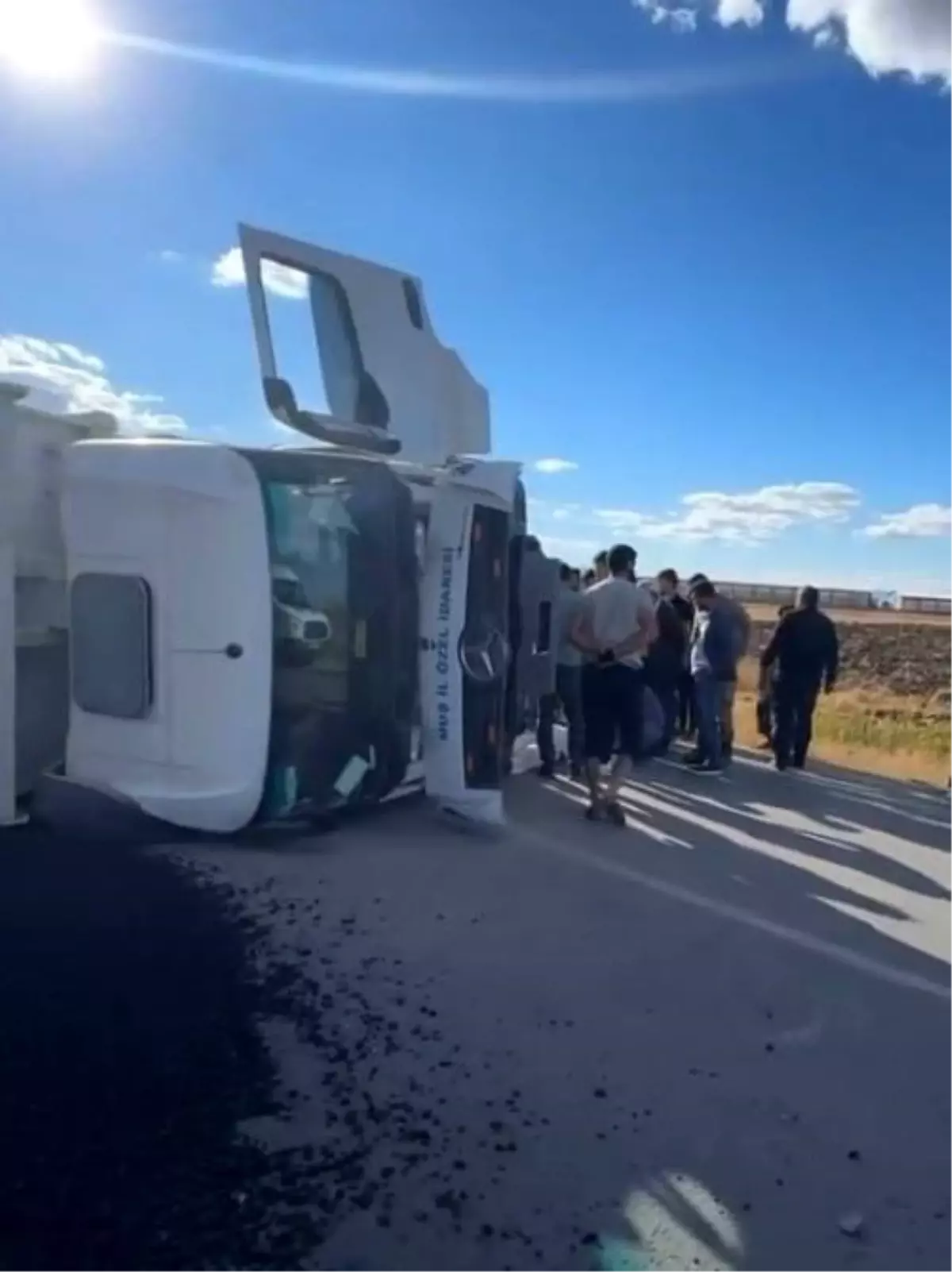 Muş’ta Asfalt Kamyonu Devrildi: 1 Yaralı