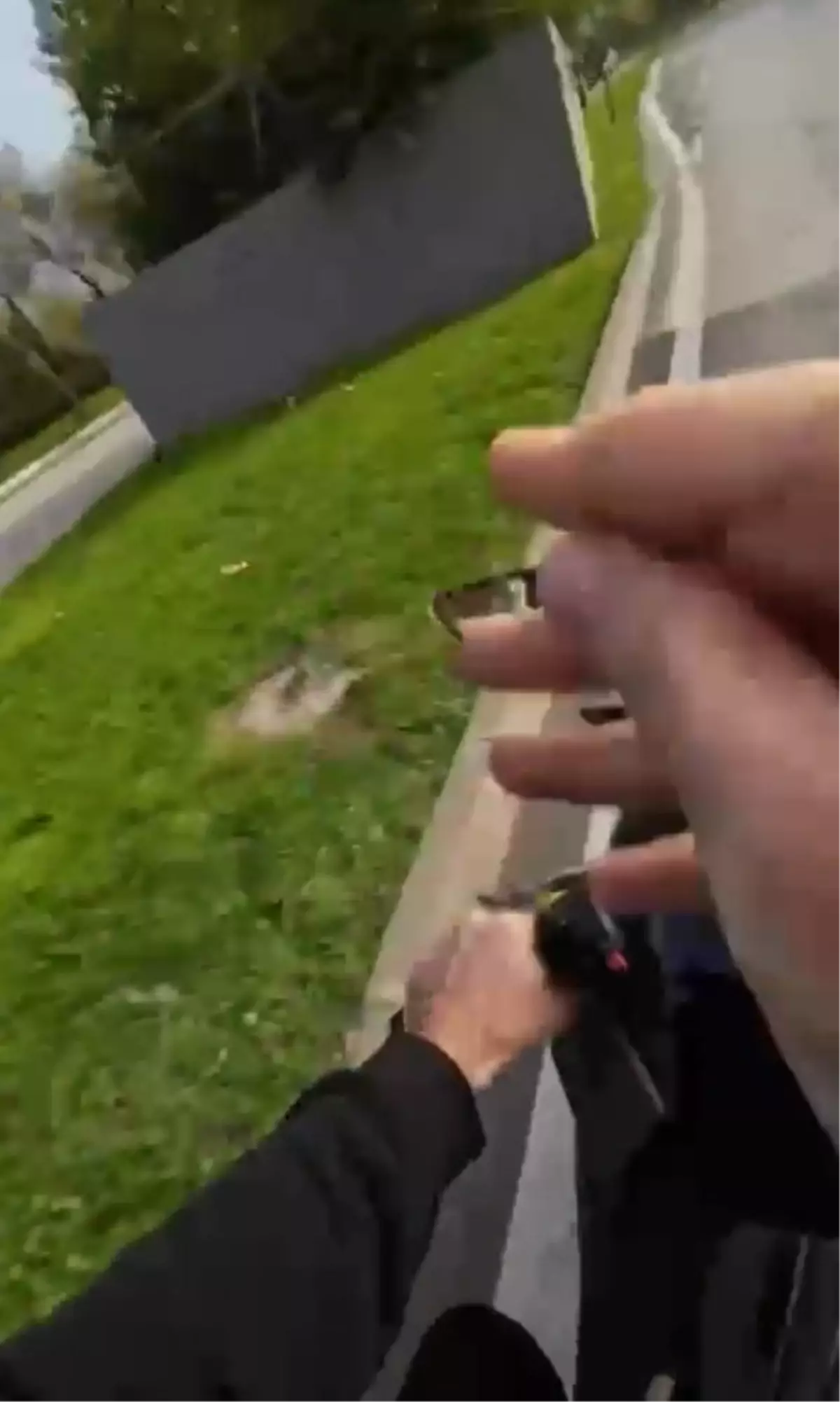 Trafik Kavgası: Motosiklet Sürücüsü Otomobilin Aynasını Kırdı