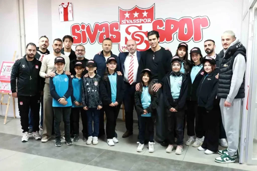 Sivassporlu Futbolcular Öğrencilerle Buluştu