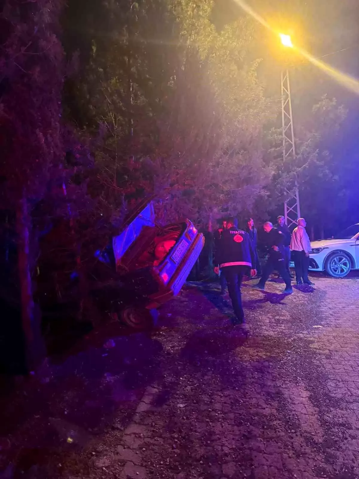 Ağaca Çarpıp Uçurumdan Düştü: 3 Yaralı