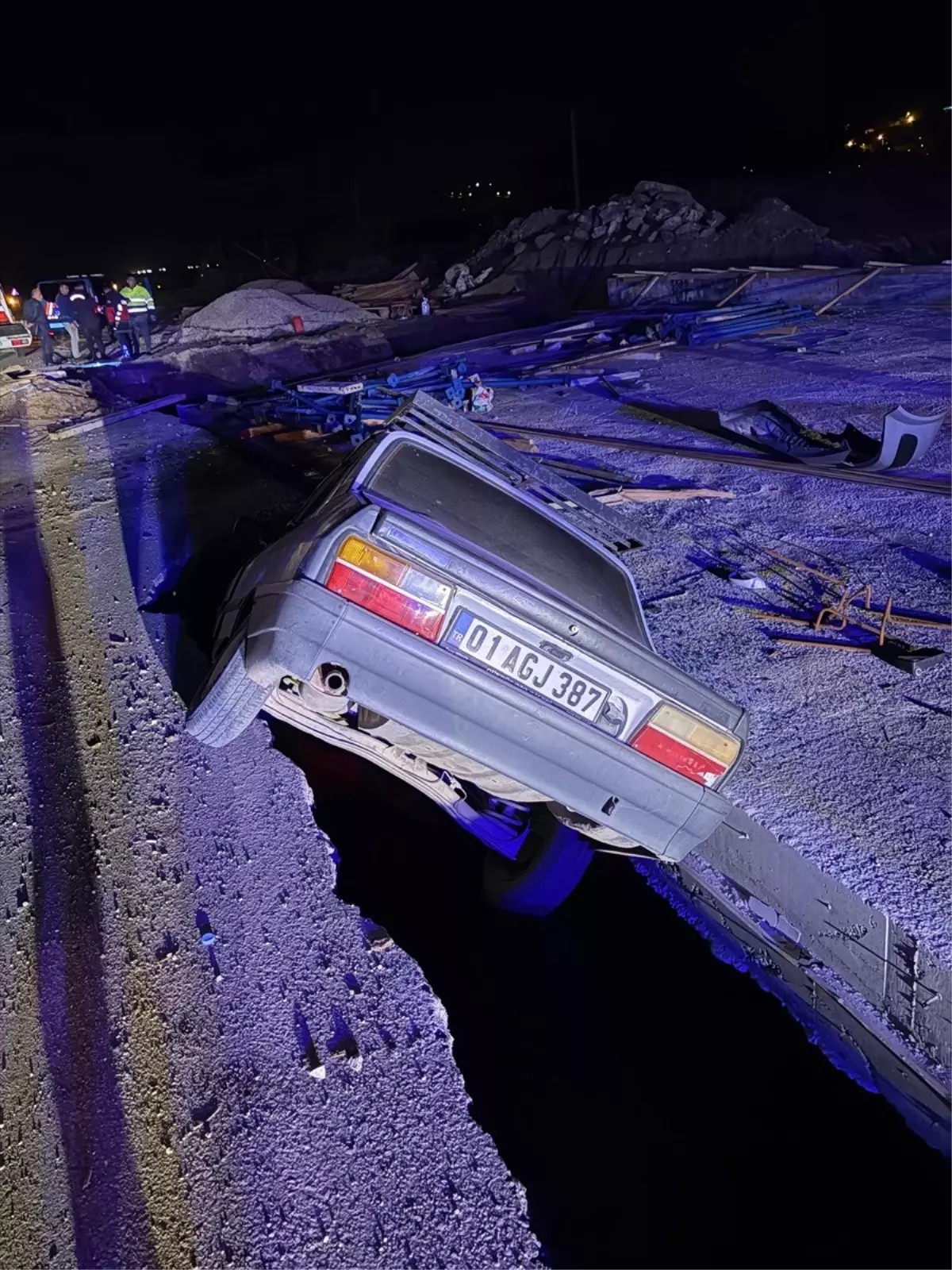 Osmaniye’de Kontrolden Çıkan Otomobil Çukura Düştü