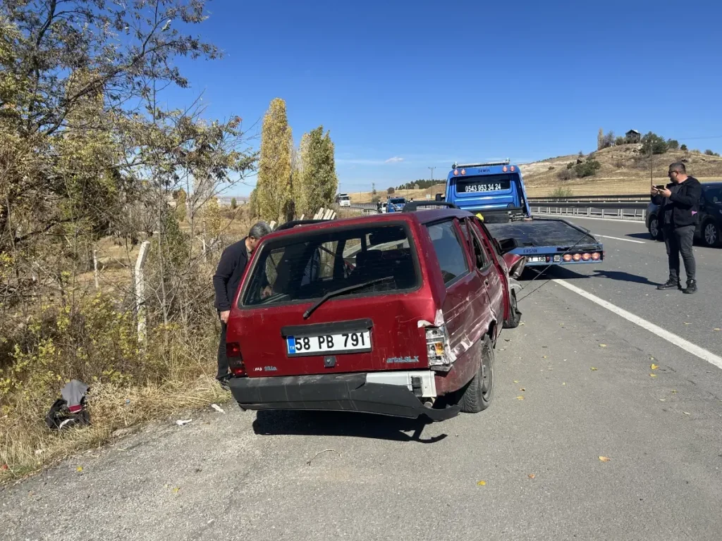 Sivas’ta Otomobil Kazası: 2 Yaralı