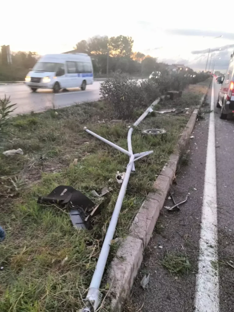 Ağır Yaralılar: Otomobil Refüjde Elektrik Direğine Çarptı