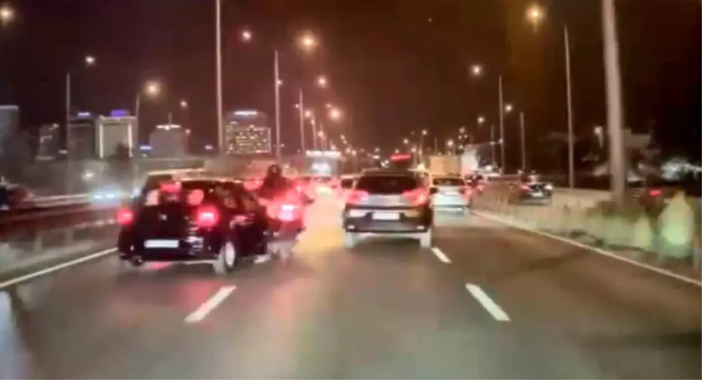 Bursa’da Otomobil Motosikletliye Çarptı