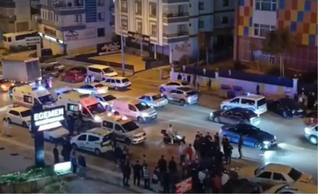 Tartışma Trafikte Kana Bulaştı: Sürücü Kalabalığa Sürdü