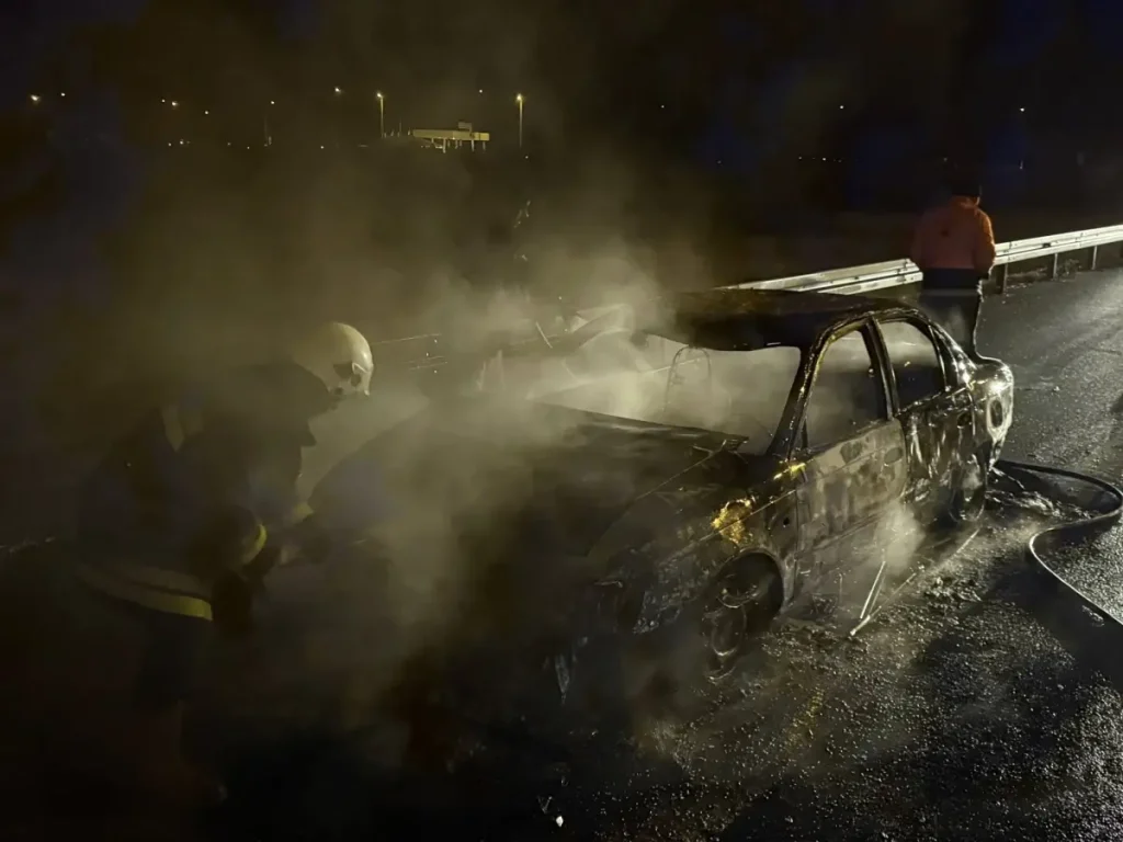 Otoyolda Alevlenen Otomobil Kullanılamaz Hale Geldi