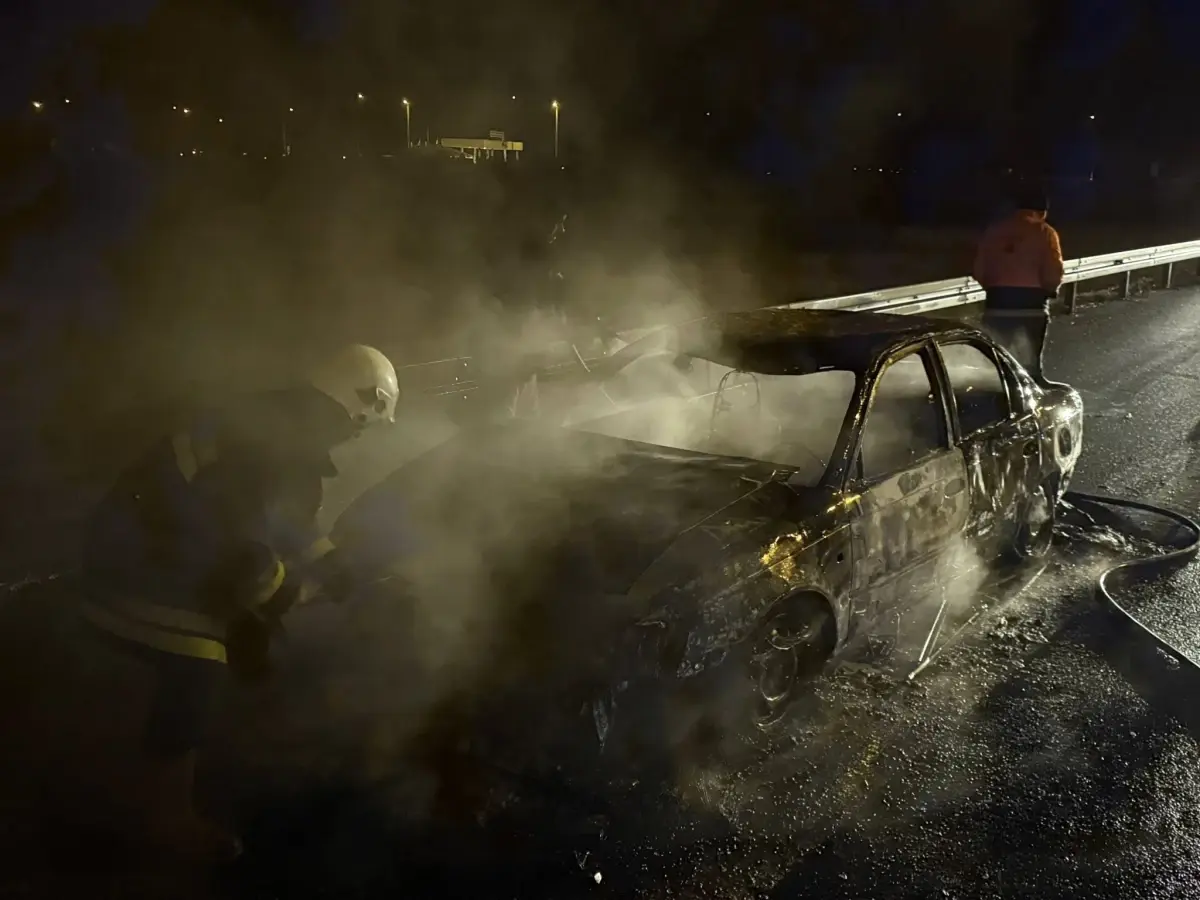 Otoyolda Alevlenen Otomobil Kullanılamaz Hale Geldi