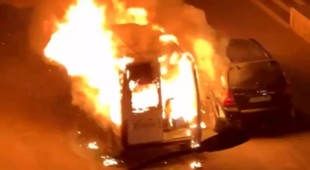 “Minibüs Alev Topuna Döndü: Otomobil de Zarar Gördü”