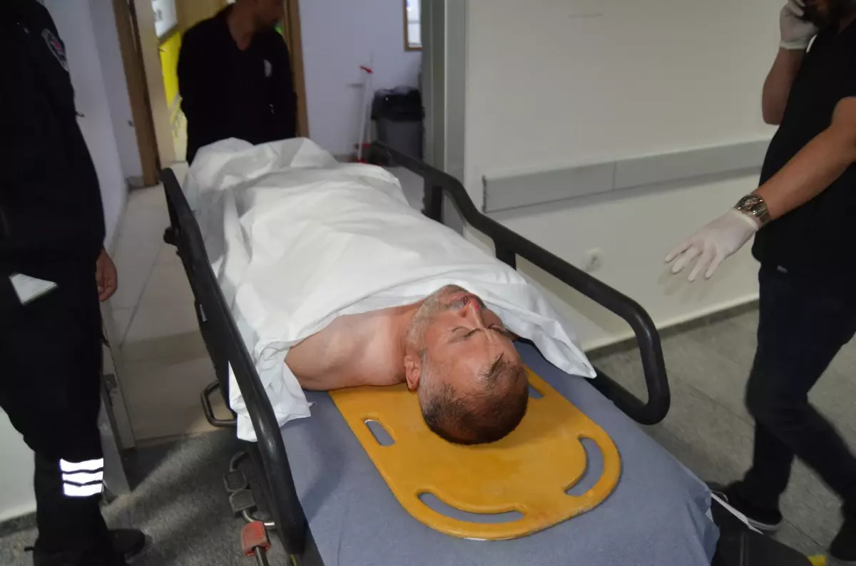 Parkta Kağıt Düşmanlık: 11 Bıçak Darbesi