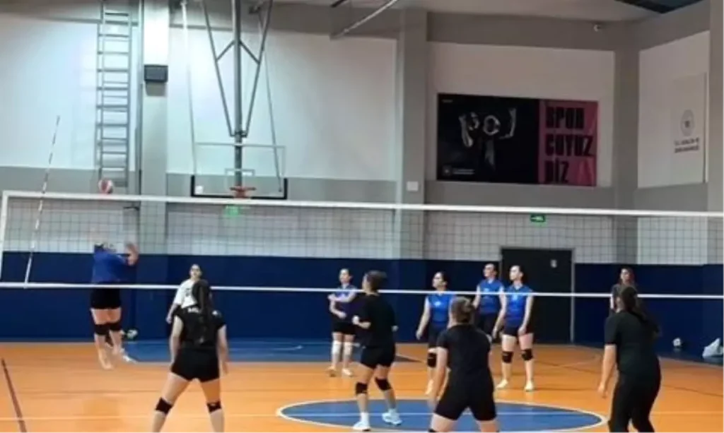 Cumhuriyet Coşkusu Voleybol Sahasına Taşındı