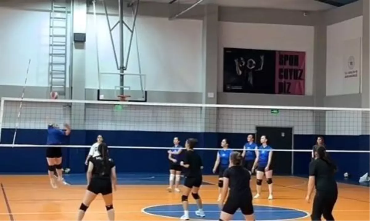 Cumhuriyet Coşkusu Voleybol Sahasına Taşındı