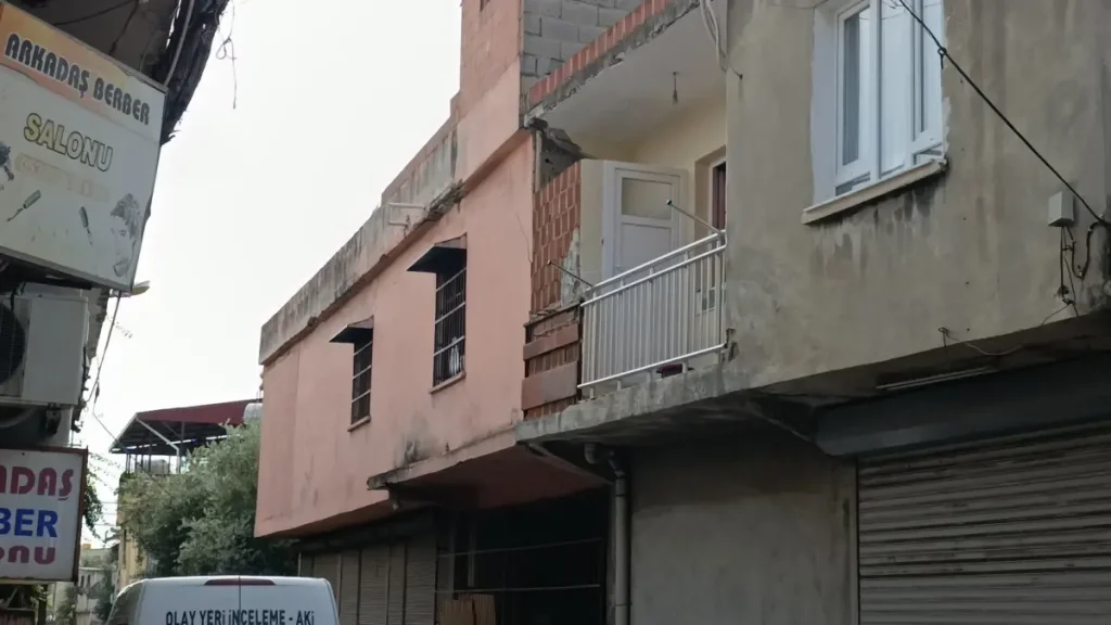 Uyuşturucu Bağımlısı Polis Ve Ekiplere Bıçakla Saldırdı