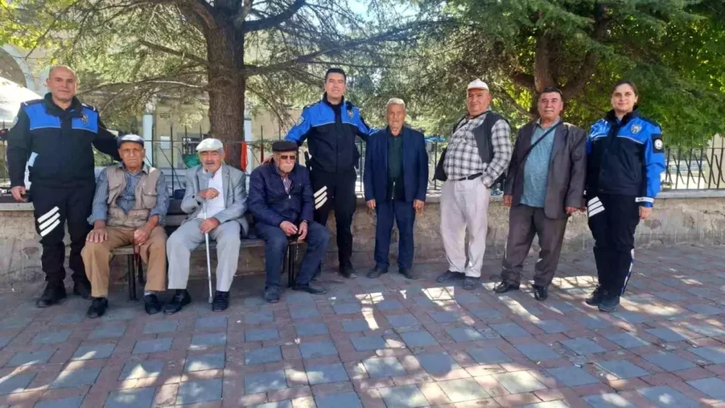 Polislerden Yaşlılara Anlamlı Ziyaret