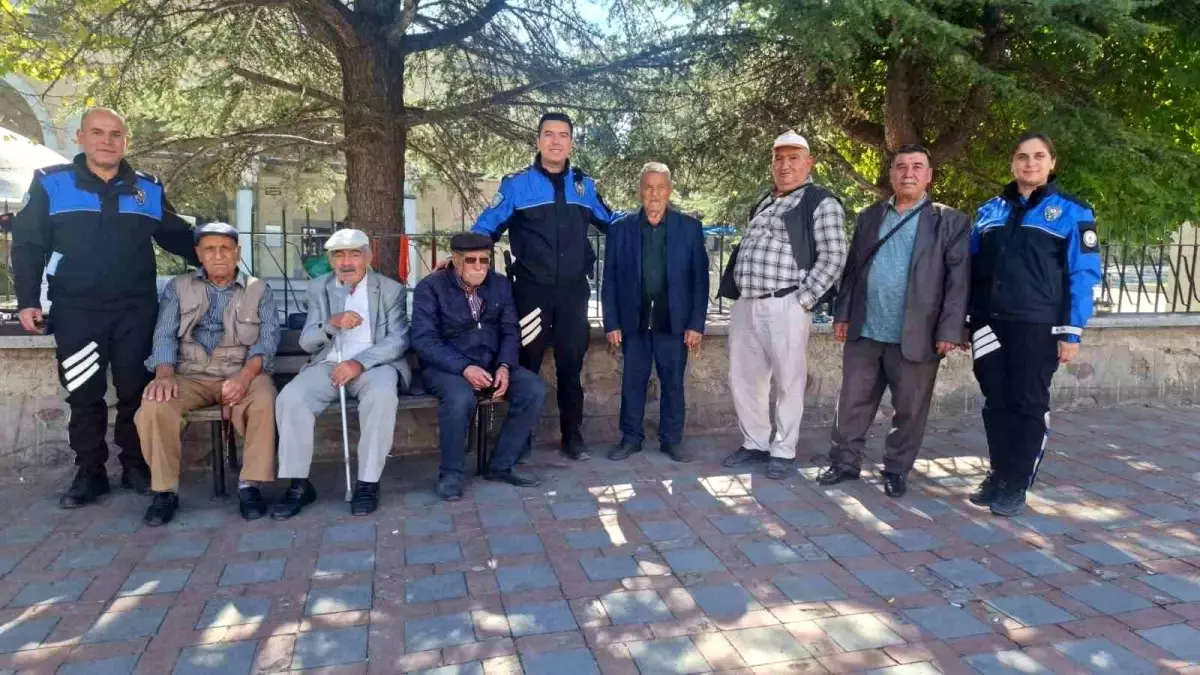 Polislerden Yaşlılara Anlamlı Ziyaret