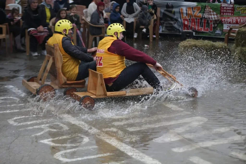 Rize’de Tahta Arabalar Yağmura Rağmen Laz Rallisi Yaptı