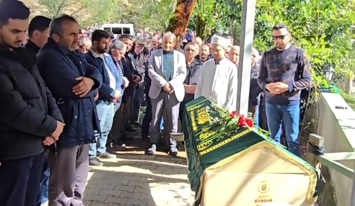 Sahnede Kalp Krizi Geçiren Sanatçı Toprağa Verildi