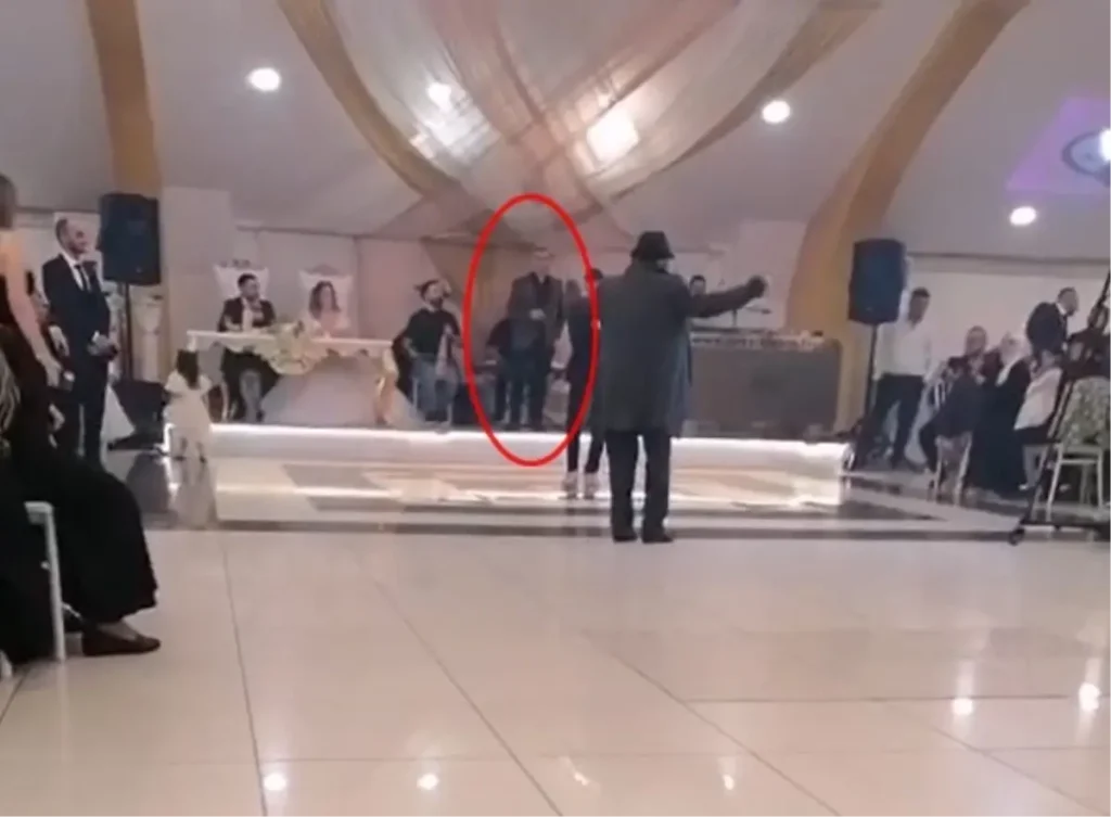 Sahnede Şarkı Söylerken Hayatını Kaybetti