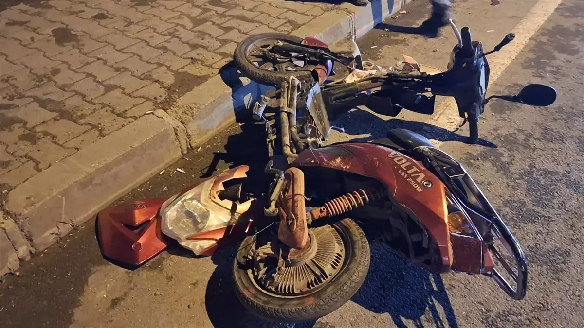 Elektrikli Bisiklete Çarpan Otomobil 2 Çocuk Yaraladı