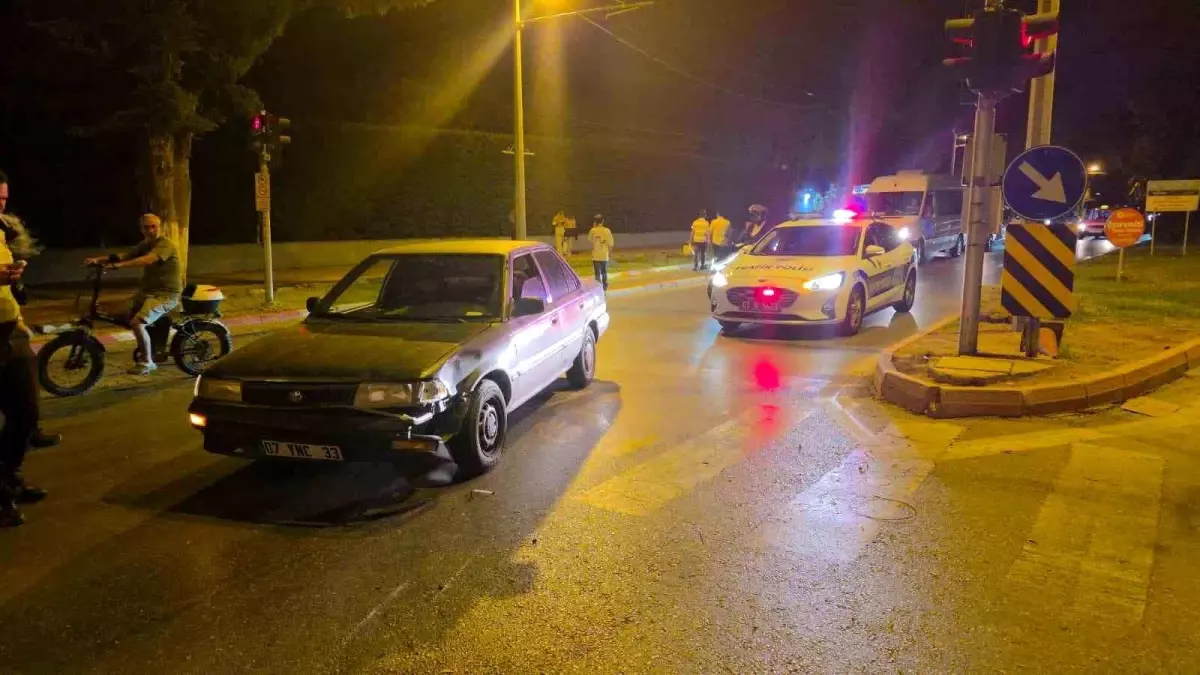 Antalya’da Şerit Değiştiren Otomobil Motosiklete Çarptı