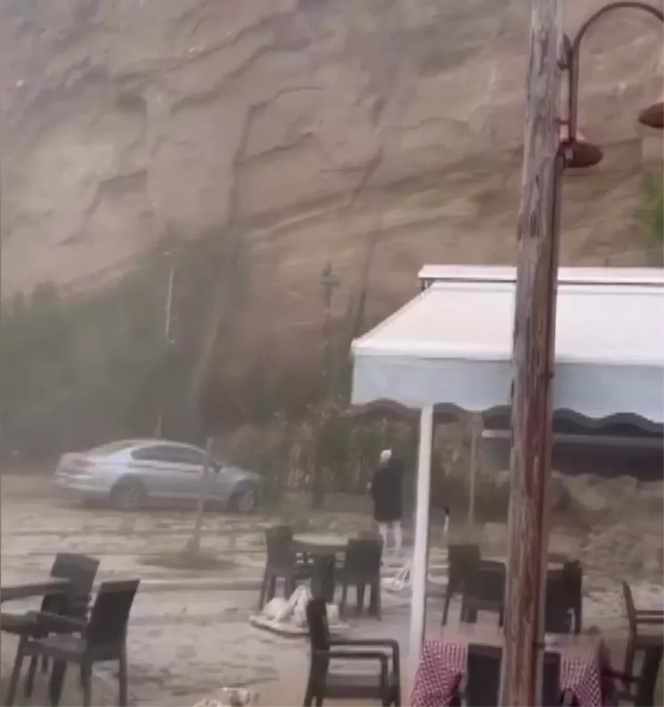 SİLİVRİ’de Toprak Kayması: Kaya Parçaları Çay Bahçesine Düştü