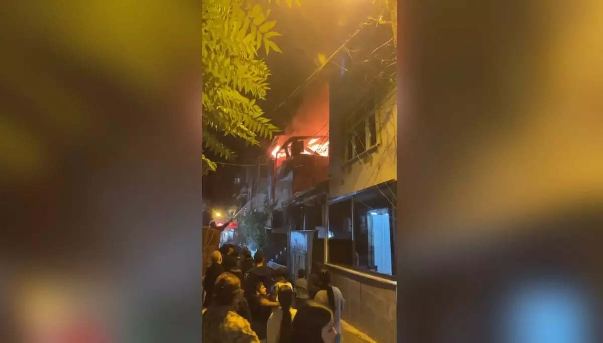 Şişli’de 3 Katlı Binanın Çatısında Yangın Paniği