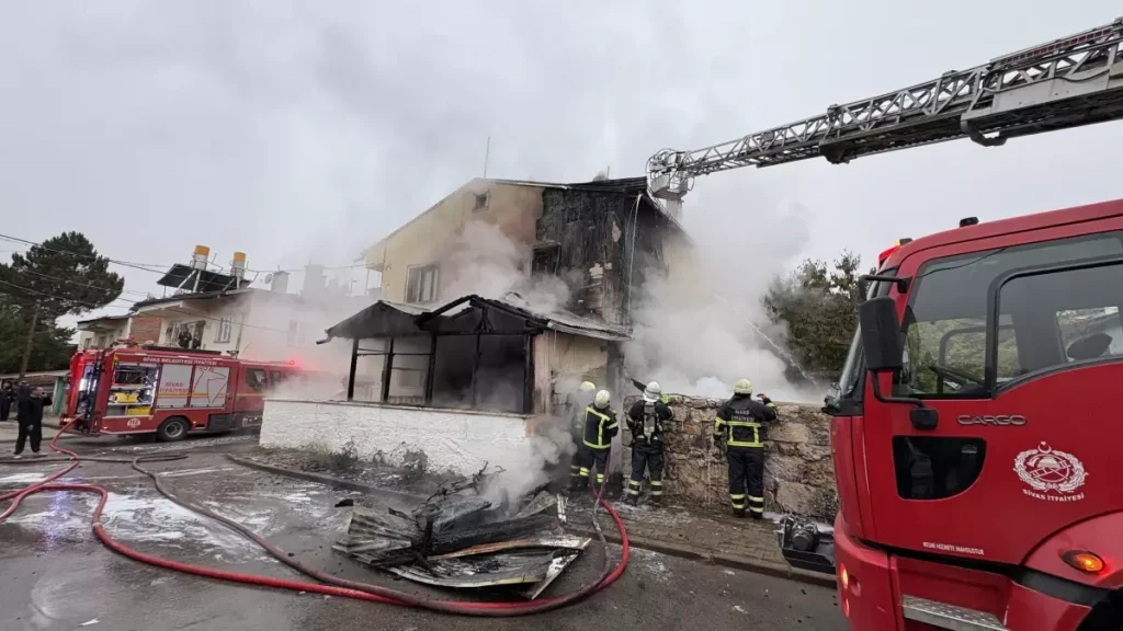 Sivas’ta 2 Katlı Binada Yangın: Kundaklama Şüphesiyle Gözaltı