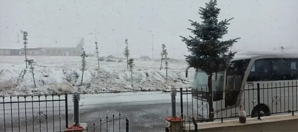 Sivas Yıldız Dağı Kış Sporları Merkezi’ne Kar Yağdı