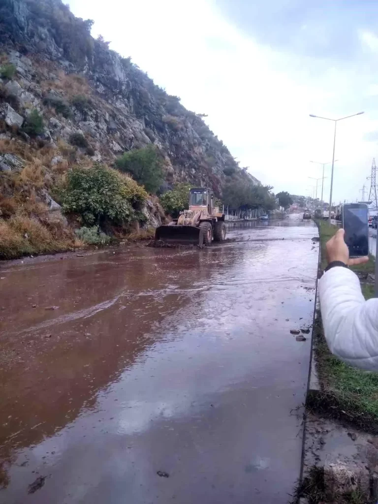 Aydın’ın Söke İlçesinde Toprak Kayması: Karayolu Kapanandı