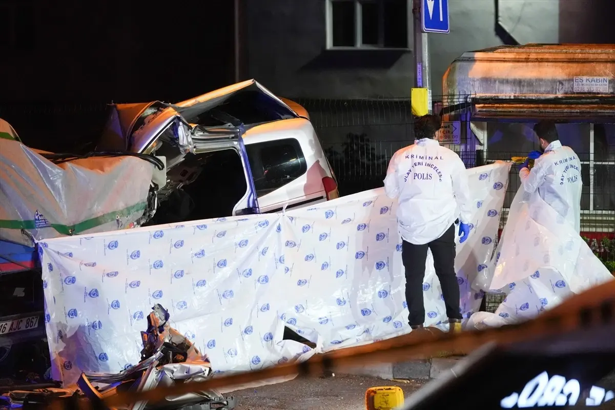 Polis Ekiplerinden Kaçan Araç Tıra Çarptı: 1 Ölü