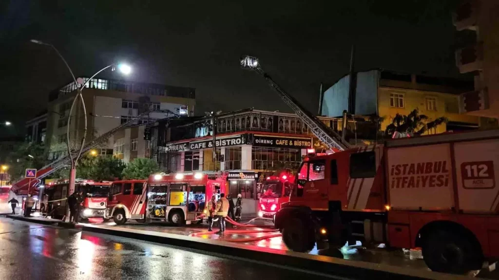 Sultangazi’de Kafe Yangını: Çatı Kül Oldu, Bina Zarar Gördü