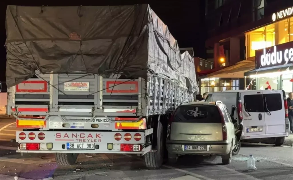 Sultangazi’de Tırın 4 Araca Çarpması Sonucu 1 Kişi Yaralandı