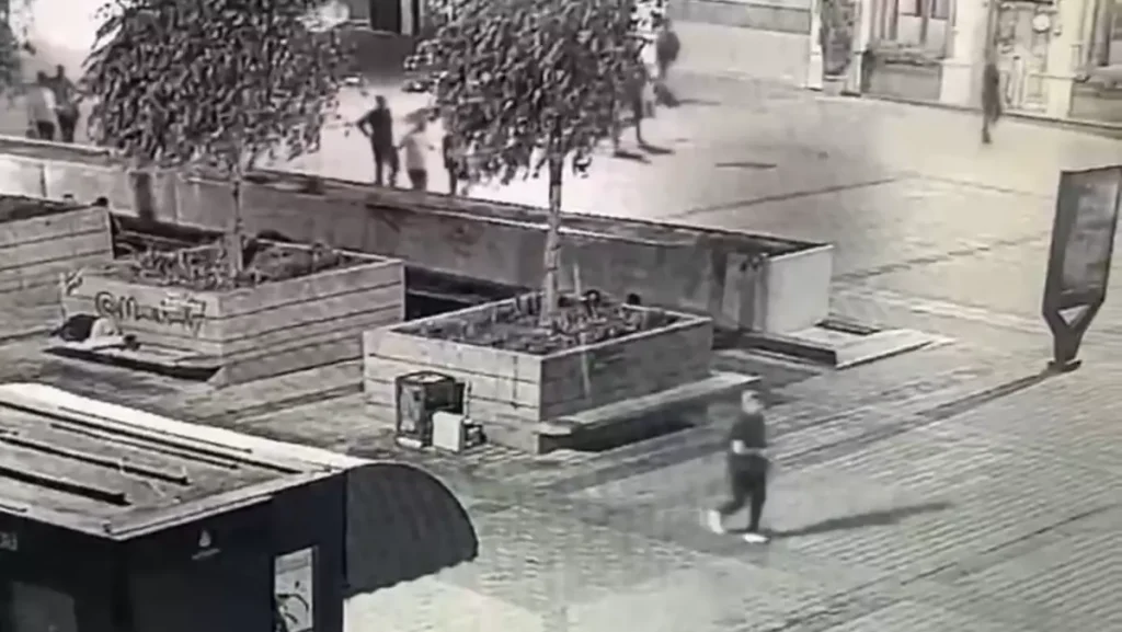 Taksim Meydanı’nda Uyuyan Adamın Telefonu Çalındı