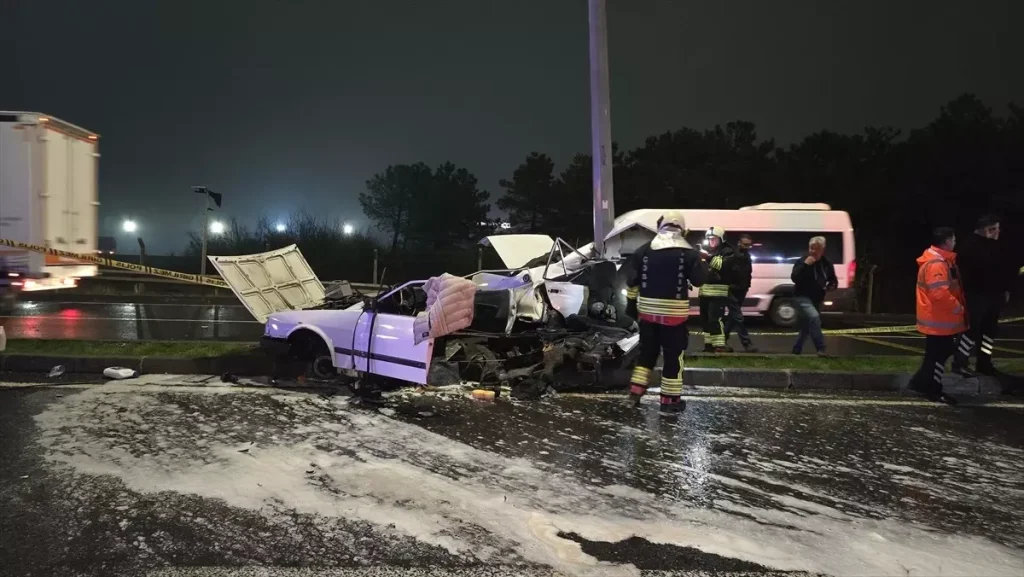 Tekirdağ’da Aydınlatma Direğine Çarpan Otomobilin Sürücüsü Yaralandı