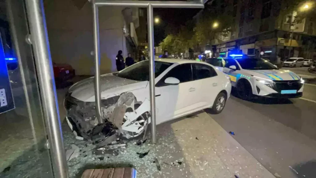 Alkollü Sürücü Yolcu Durağına Daldı: Büyük Hasar Oluştu