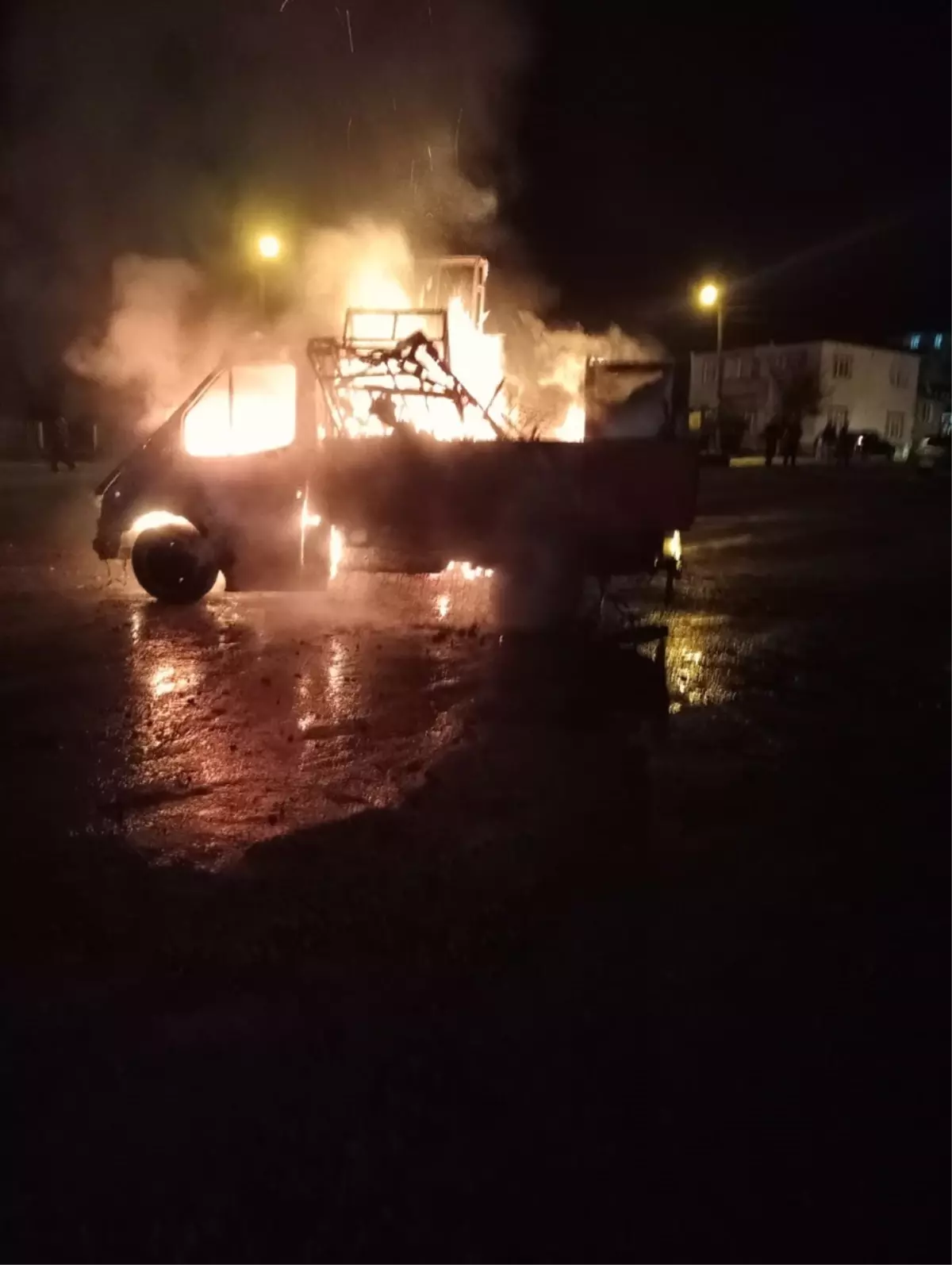 Tekkeköy’de Park Halindeki Otomobil Yangını