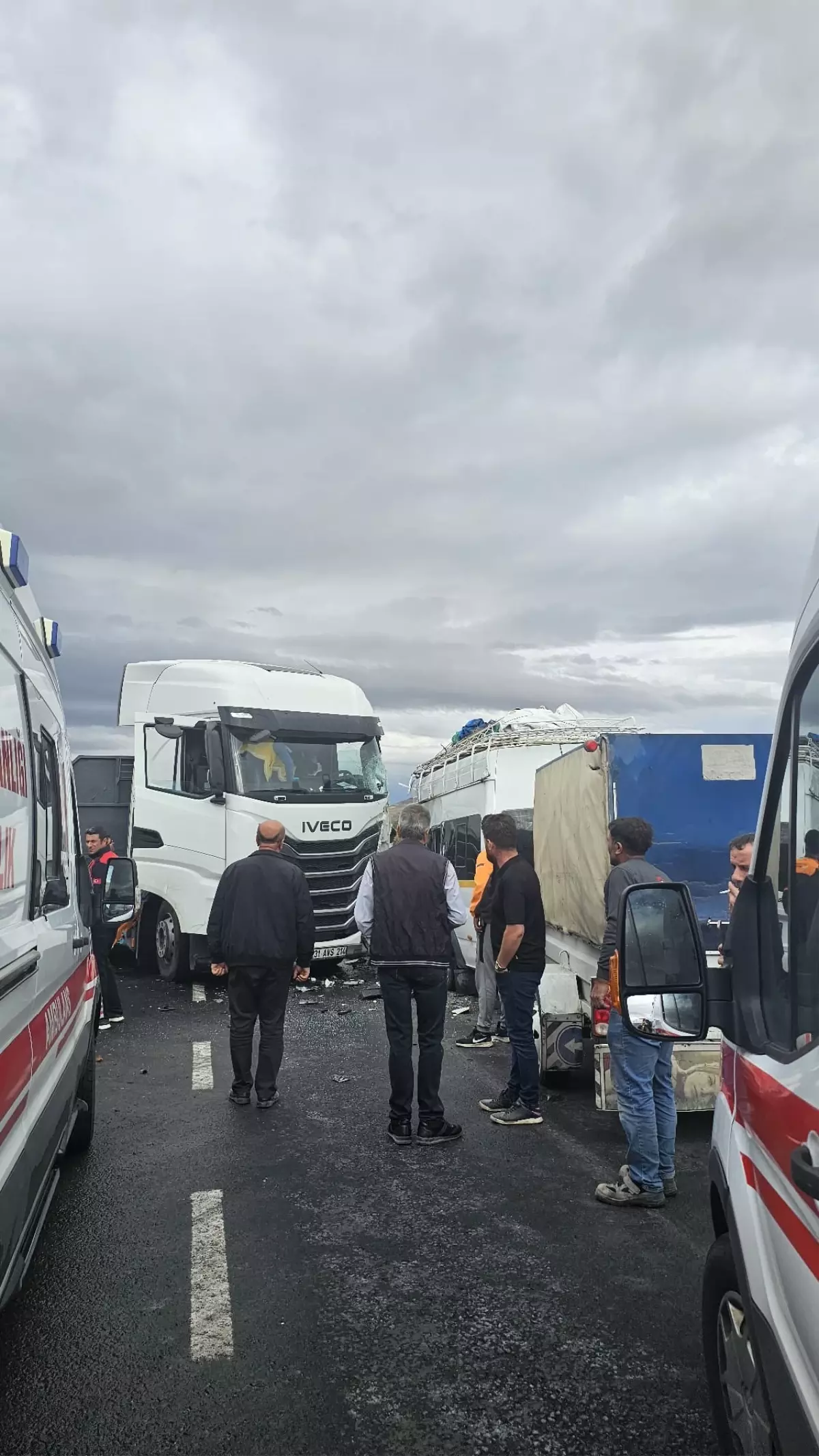 “TIR ile Minibüs Çarpıştı: 9 Yaralı”