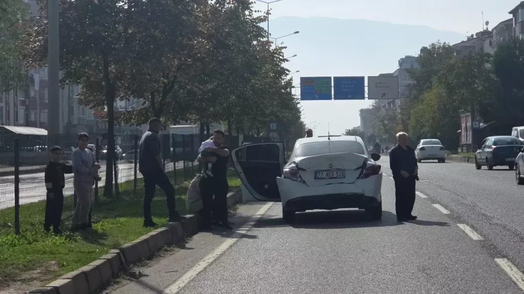 TIR Kırmızı Işıkta Bekleyen Otomobile Çarptı: 5 Yaralı