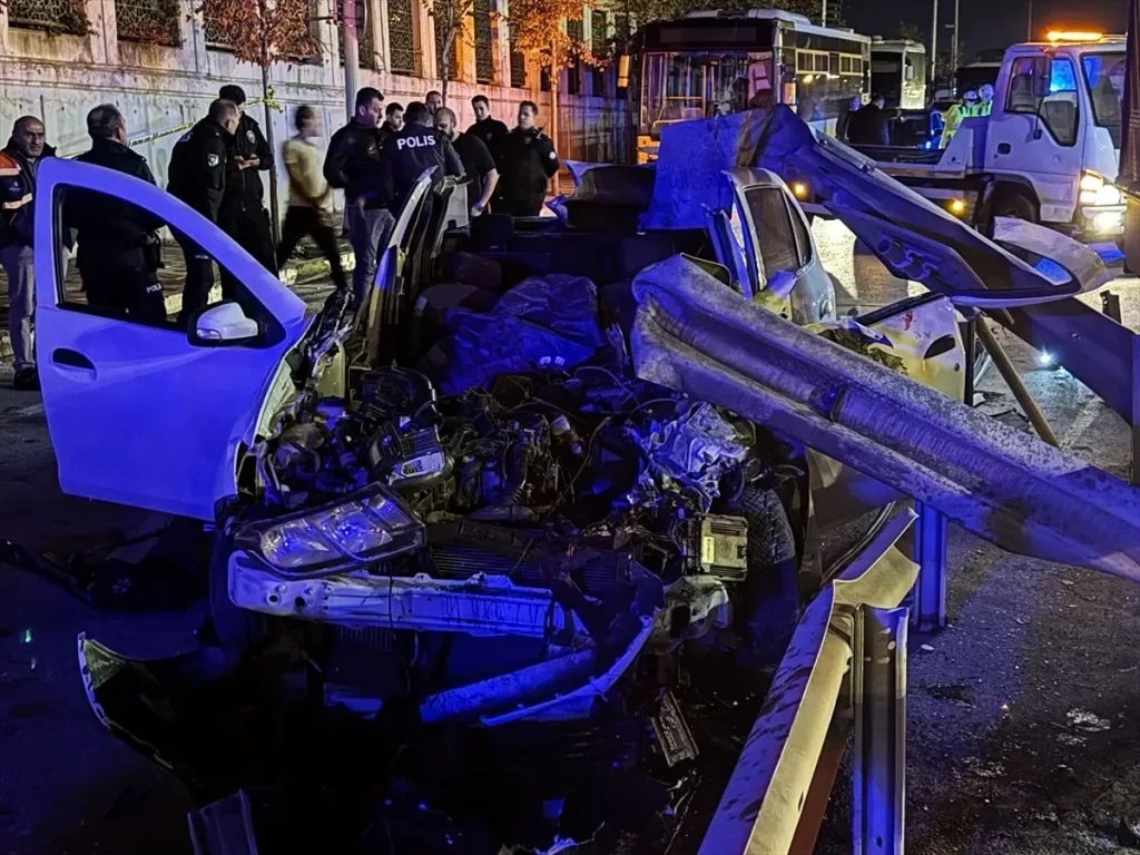 Bariyerlere Saplanan Otomobilde 1 Kişi Hayatını Kaybetti