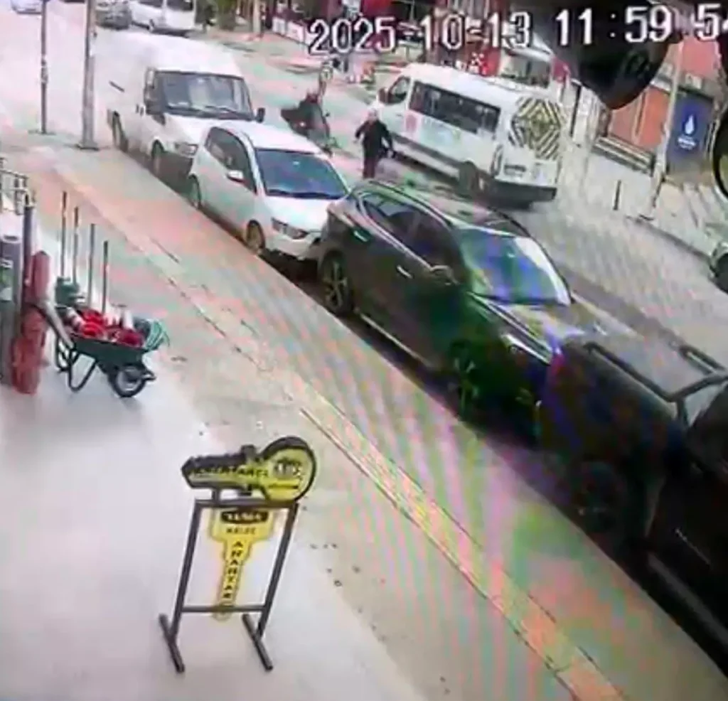 Ümraniye’de Motosiklet Yayaya Çarptı: 2 Yaralı