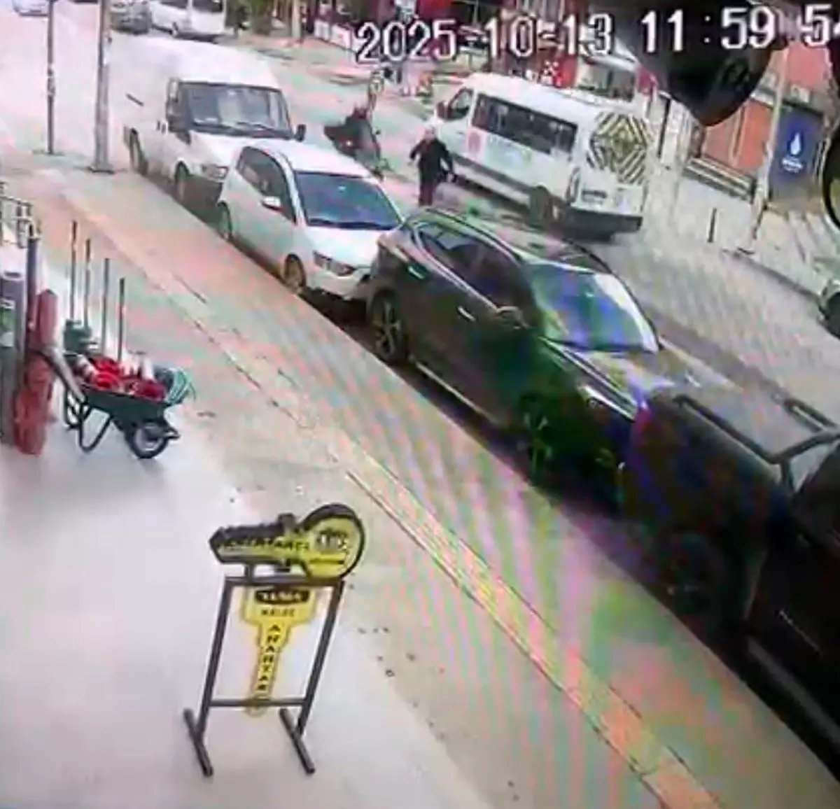 Ümraniye’de Motosiklet Yayaya Çarptı: 2 Yaralı